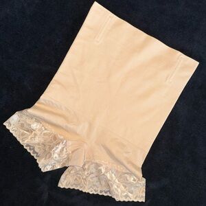High-Waisted Lace-Trim Body Shaping Short - Nude
